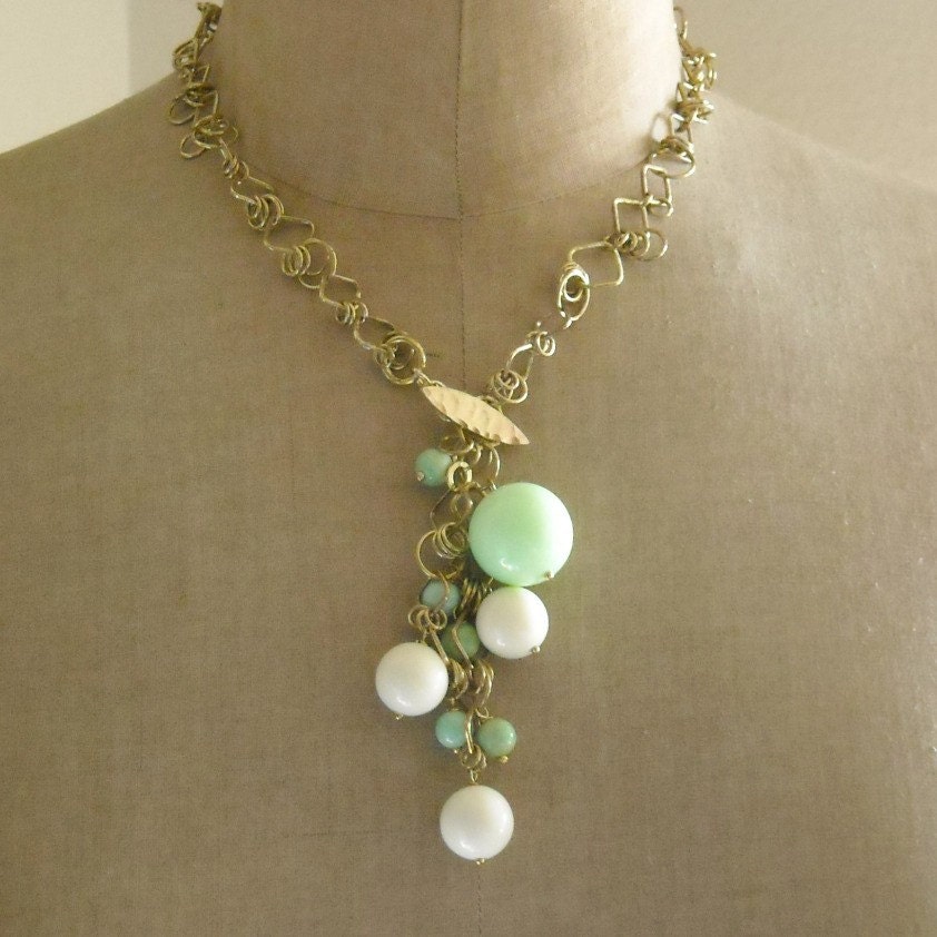 SALE - chain reaction lariat - vintage lucite and brass