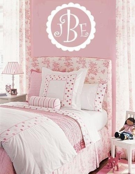 Monogram Initials with Scalloped Circle Border Vinyl Wall Decal