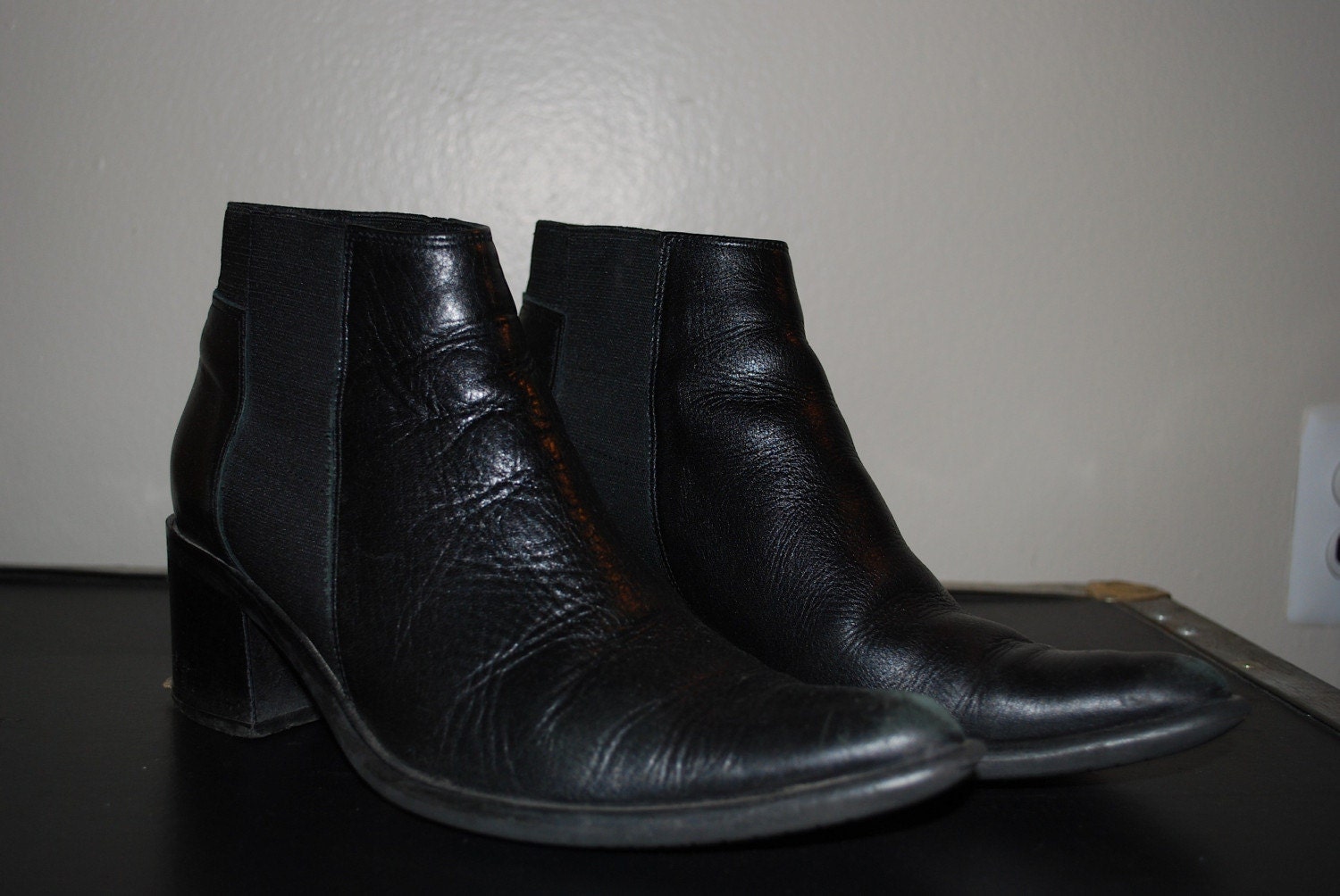 Black leather heeled, pointed Chelsea boots size 37