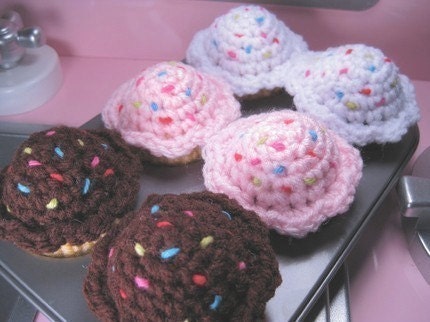 crochet CUPCAKES with sprinkles for pretend baking fun