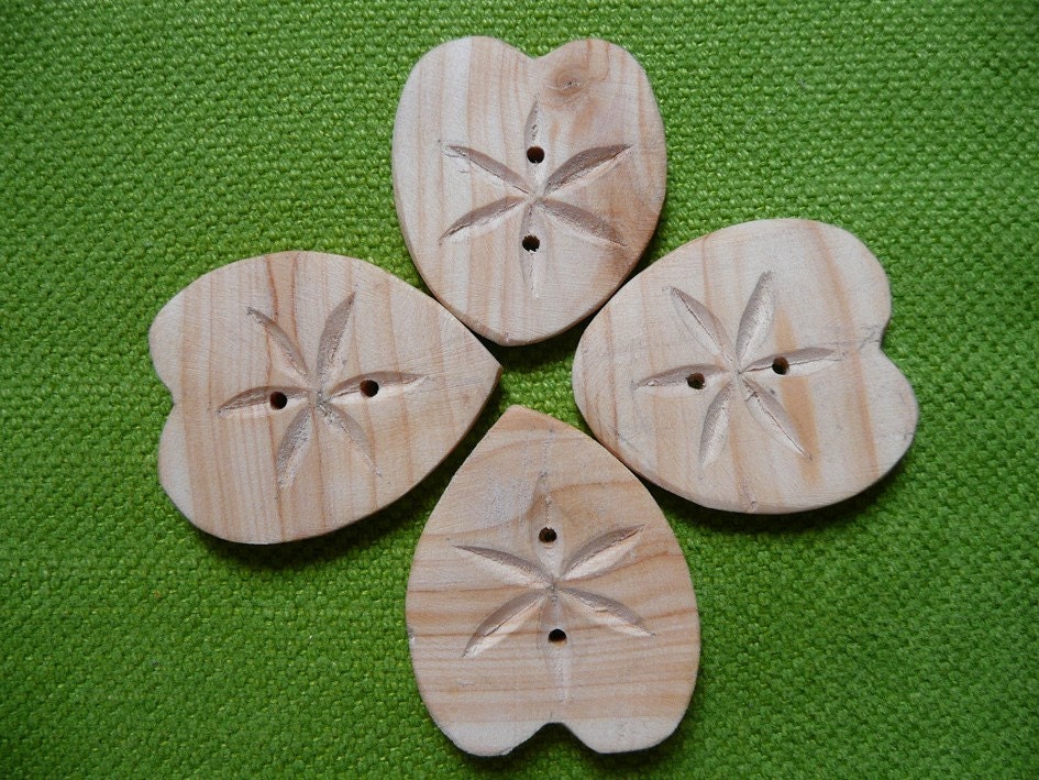Wood Button Corazon Flor Cipres