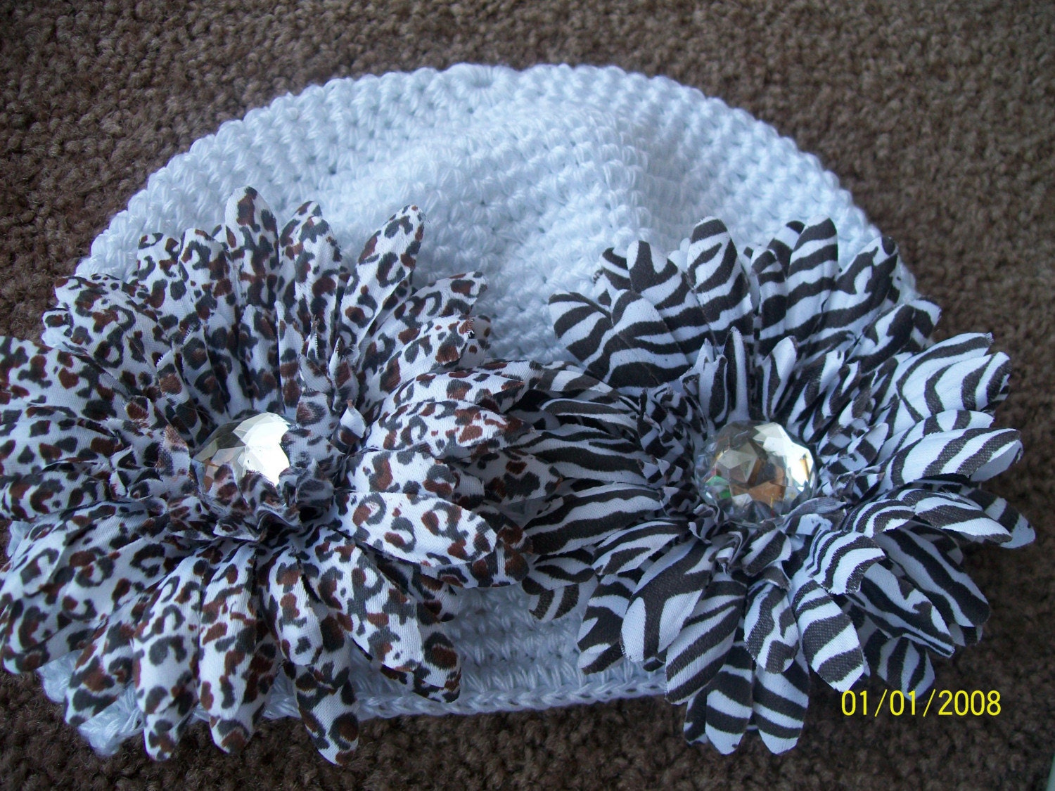 White baby kufi and 2 flower clips