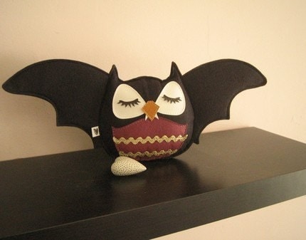 Limited Edition Black Vampire Bat Stewart the Owl Halloween Wool Felt Applique Decorative Plush