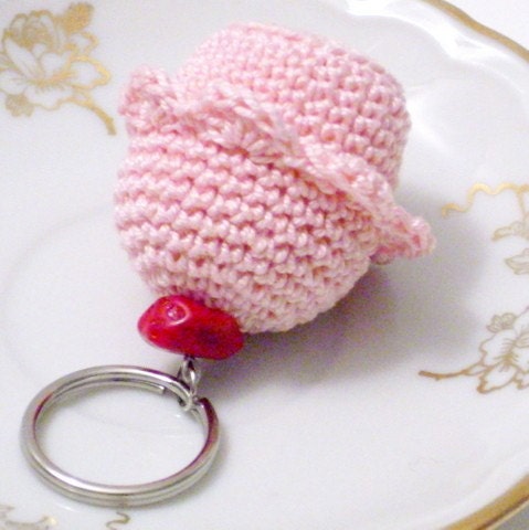 Crocheted and beaded mini cupcake key chain in pink cotton - Strawberry