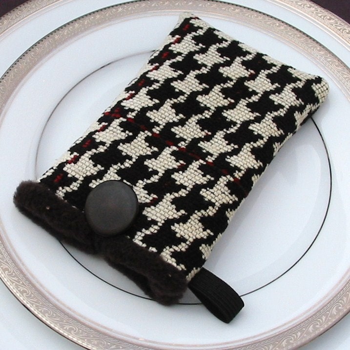 Stonehaven - LUXE Collection - Black and White Houndstooth iPod or Small Gadget Case