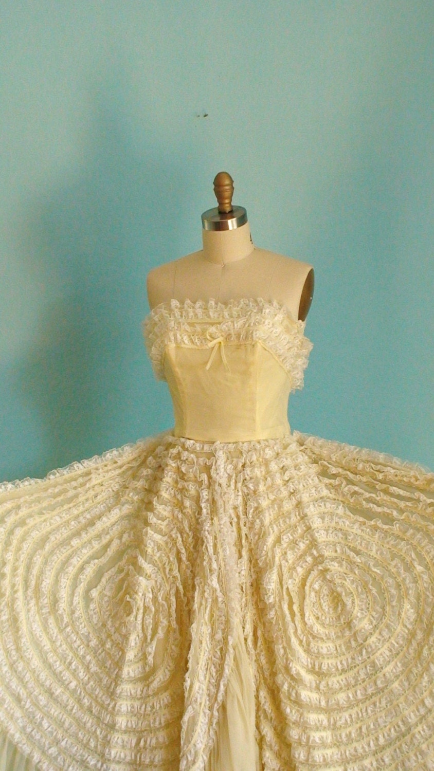 Vintage 1940s Pale Yellow Lace Prom Dress