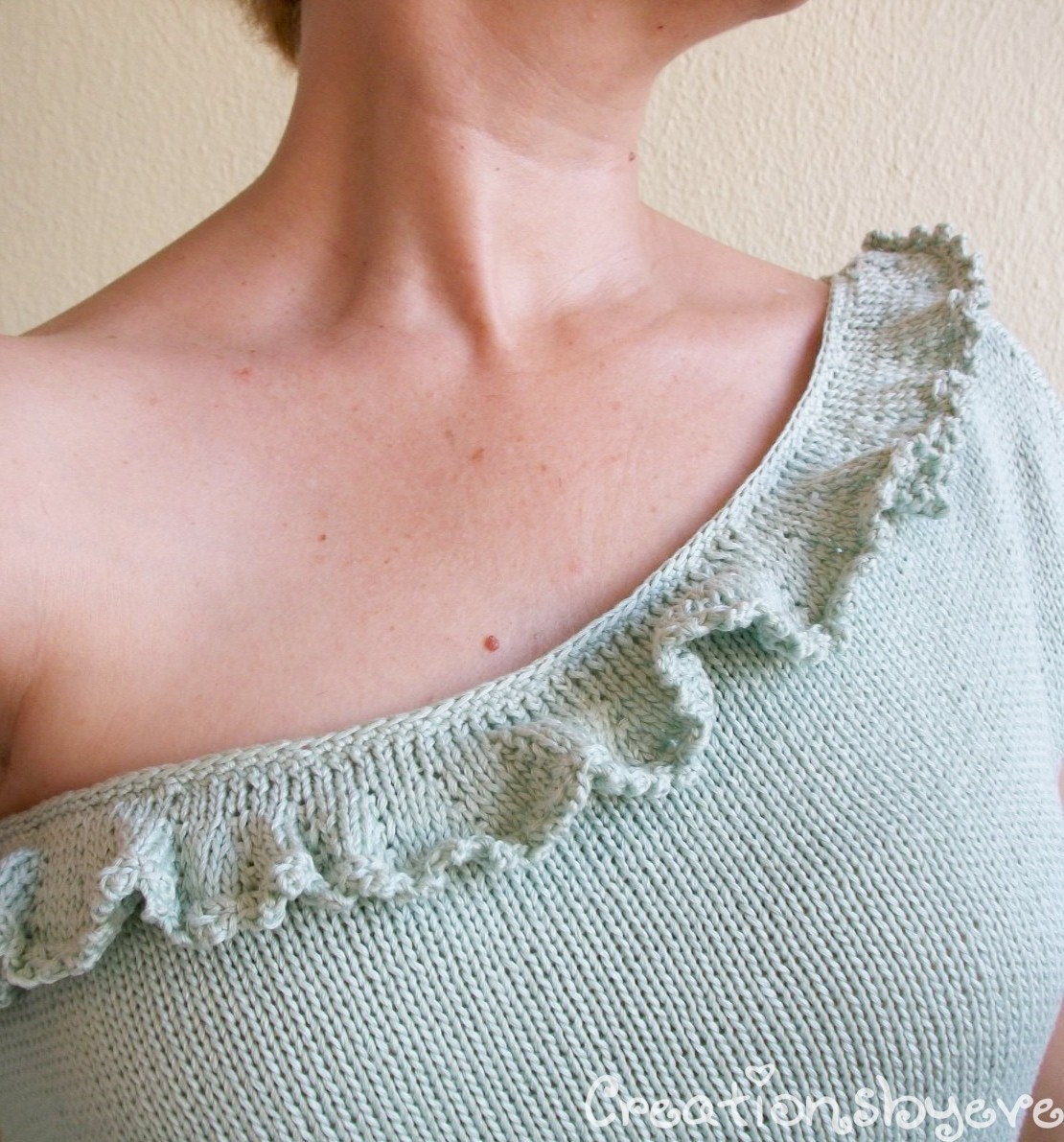 Assymetrical one shoulder knit top in pastel mint