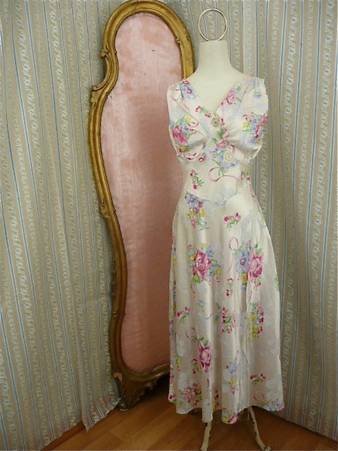 Glorious 1940s night gown size small