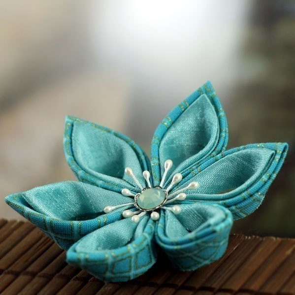 Sashiko Star - Tsumami Style Flower Brooch