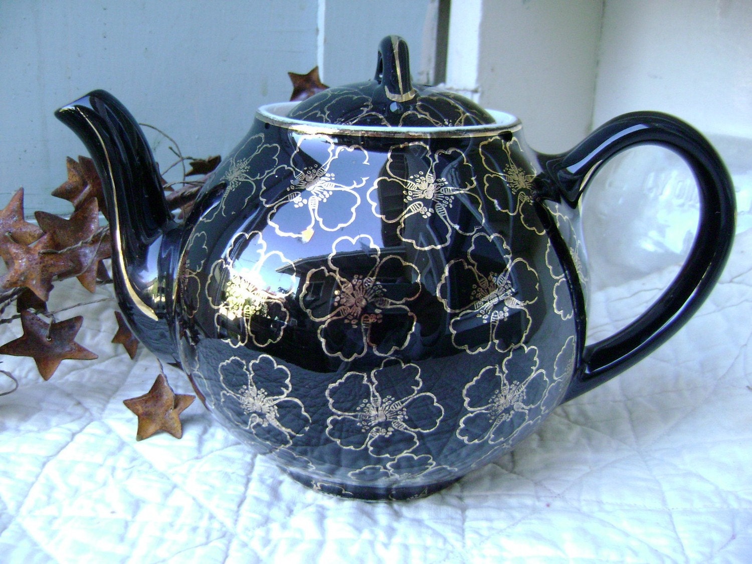Beautiful Black and Gold Hall Teapot