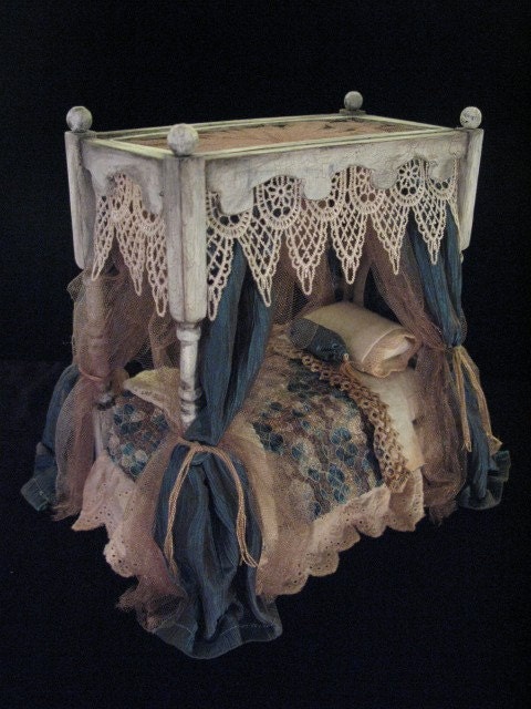 1:12 Scale Dollhouse Miniature Haunting Canopy Bed