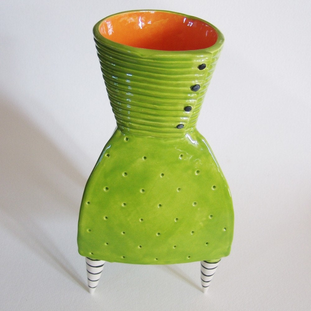 Lime vase with 3 legs