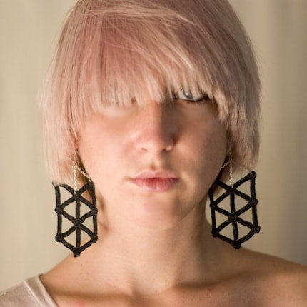 Leia  box-kite lace earrings in black or white