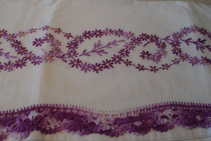 BEAUTIFUL SET OF  2 VINTAGE 60S HAND EMBROIDER PILLOW CASES WITH LILAC PURPLE CROCHET TRIM