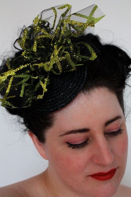 Fascinator with black tulle and green glitter