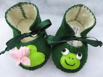 Funkyshapes’ green & cream baby booties