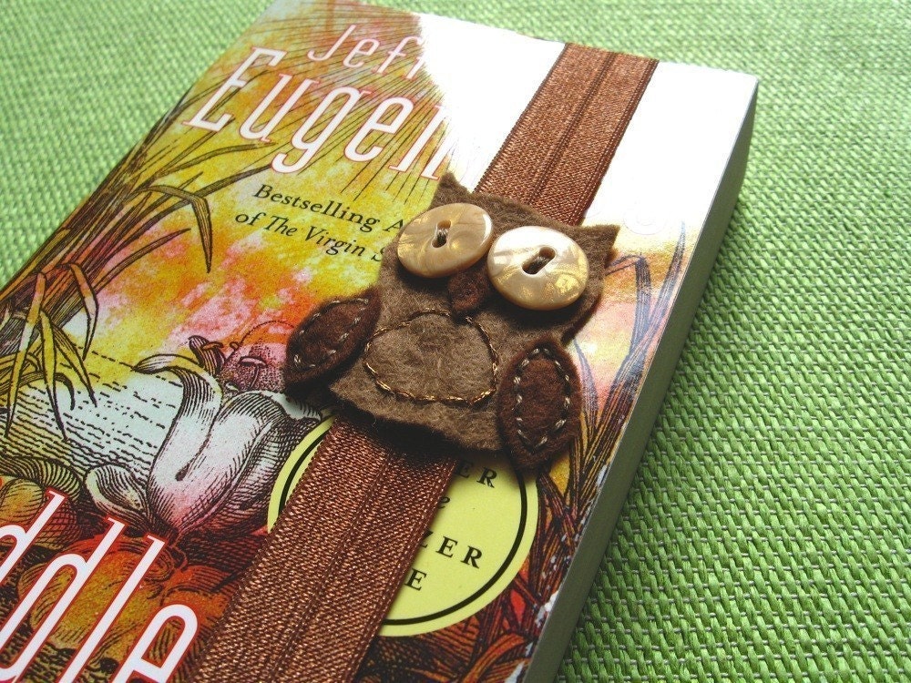 Owl Bookmark Brown with Golden Buttons can also hold your book together elastic