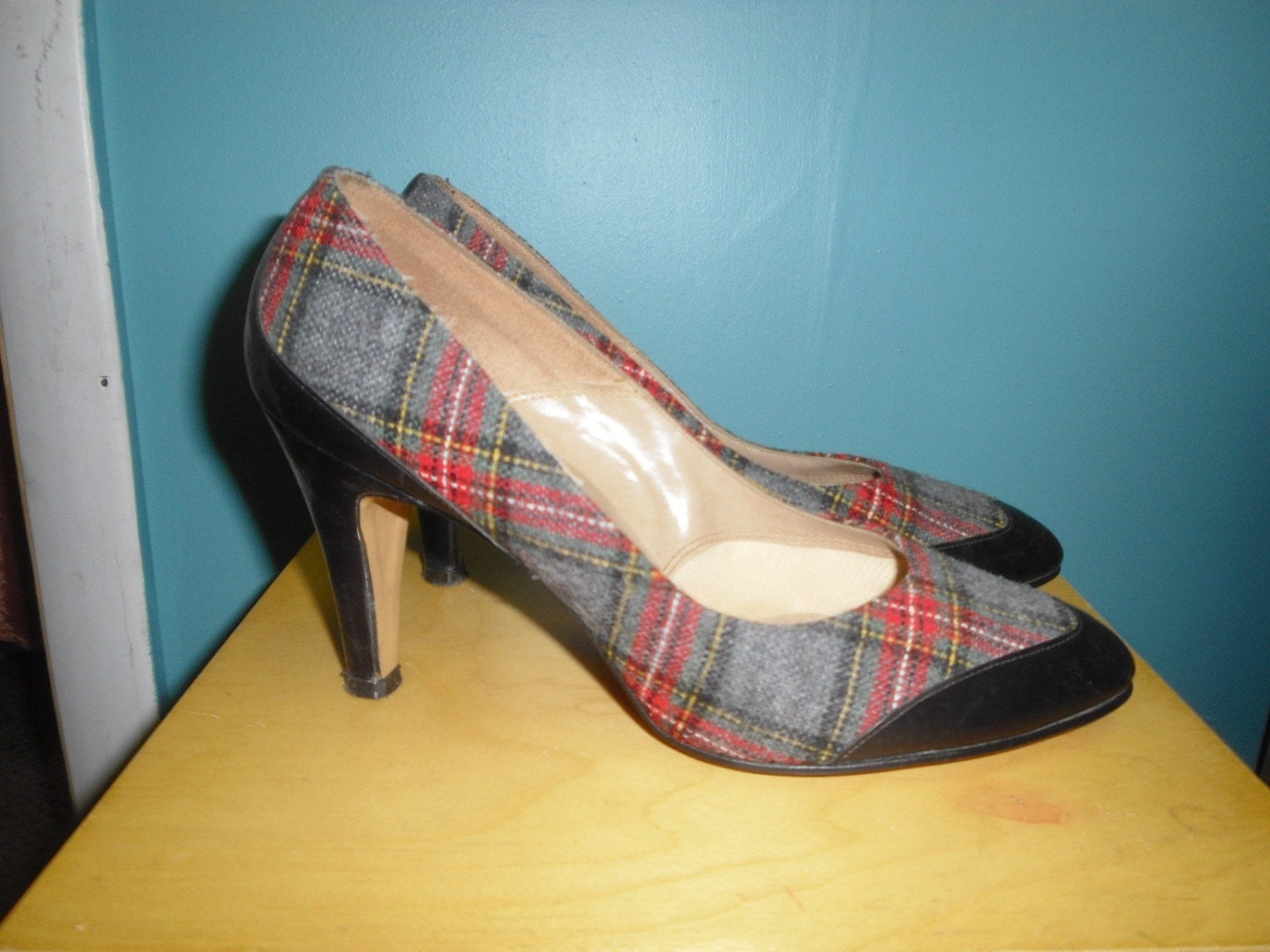 1950s JOHANSEN Black Leather and Red Wool Plaid Pumps Shoes