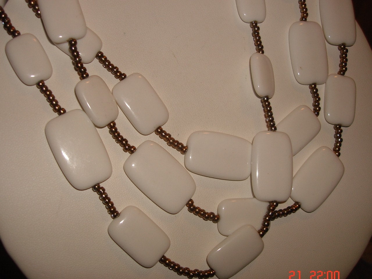 VINTAGE BIB STYLE CHIUCKLET LUCITE AND SEED BEAD NECKLACE