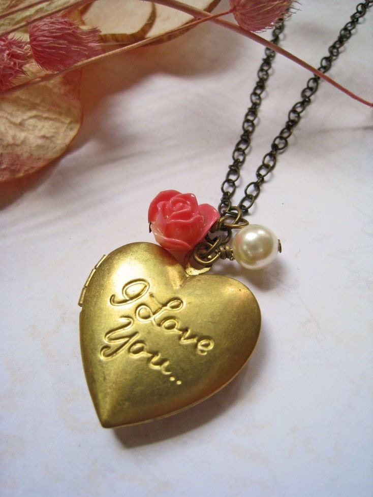 i love you heart pictures. i love you heart locket