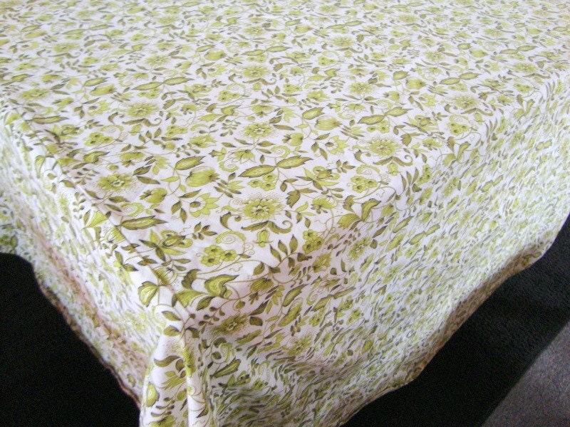 vintage TABLECLOTH --olive green floral-- 88in ROUND  (223.5cm)