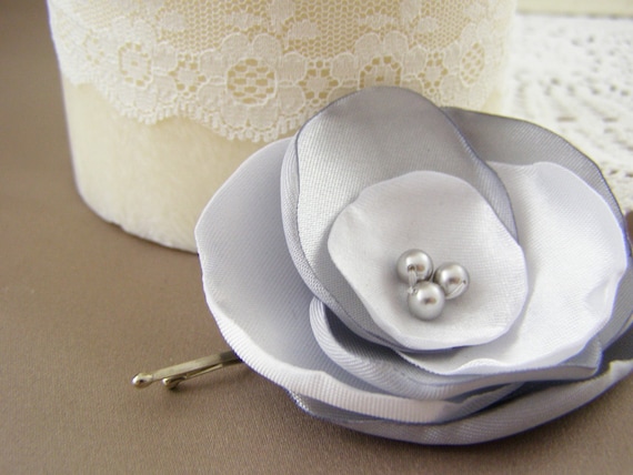 Small Grey and White Flower Hair Pin