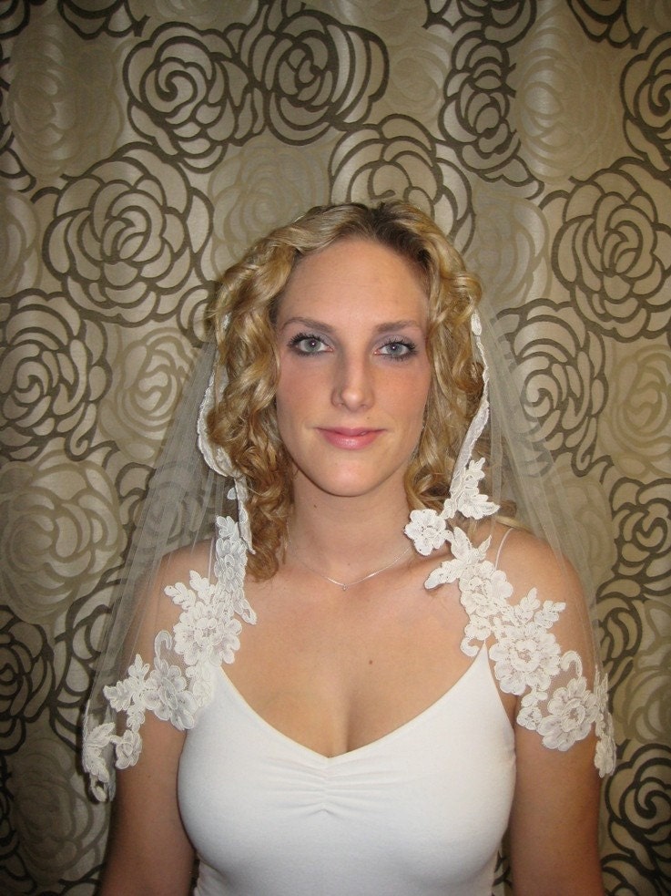 Re-Embroidered Lace Applique Veil (Ivory)