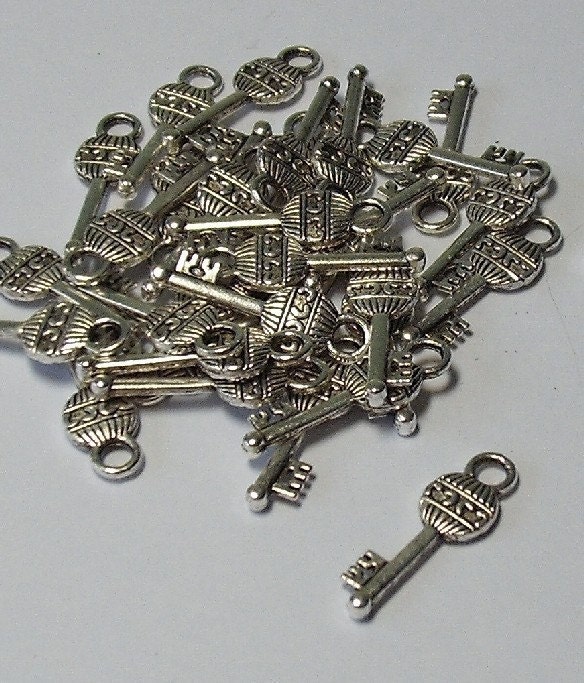 5 Pcs Antique Silver Tone Key Charm Pendants