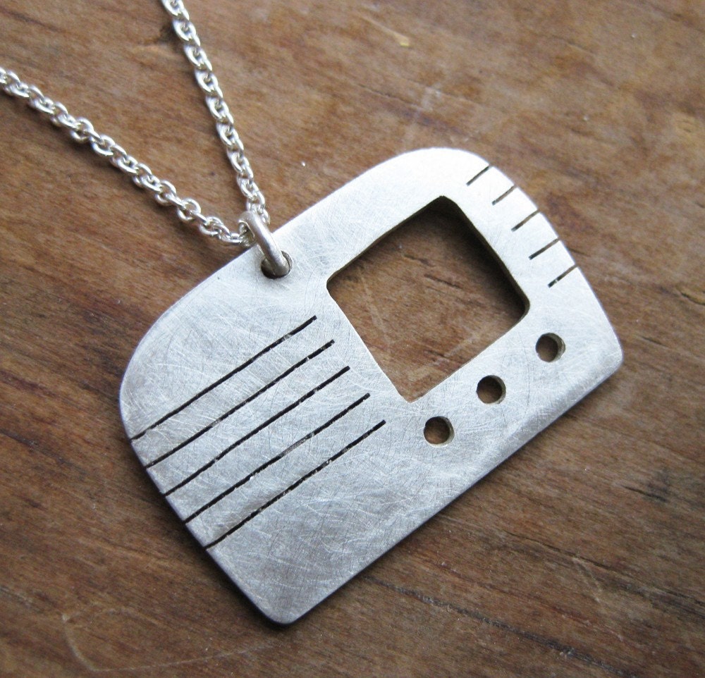 RADIO Sterling silver silhouette necklace
