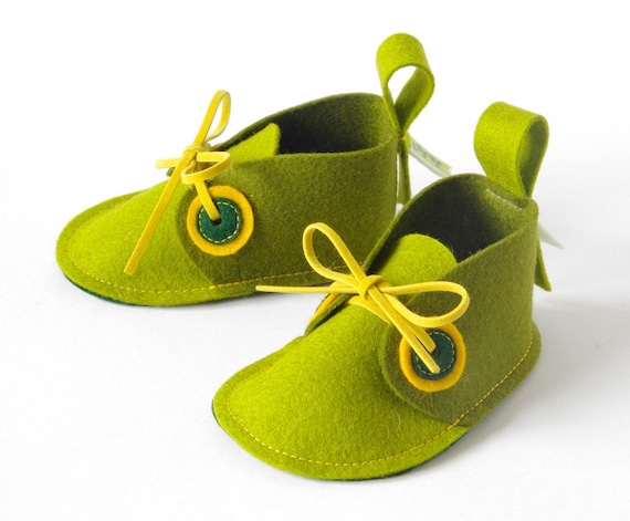 Green baby booties - Pip soft sole baby shoes in pure wool felt - newborn baby shoes