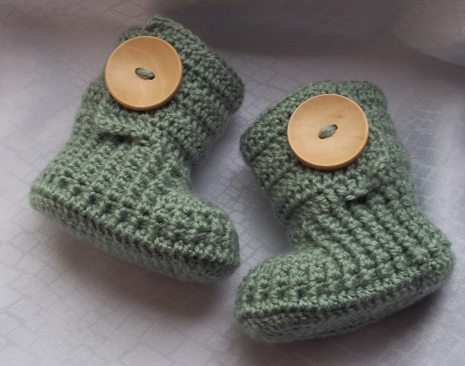 Crochet baby booties for 0-3 M, 3 - 6 M,6-9 M with large wooden buttons,choose your color and size