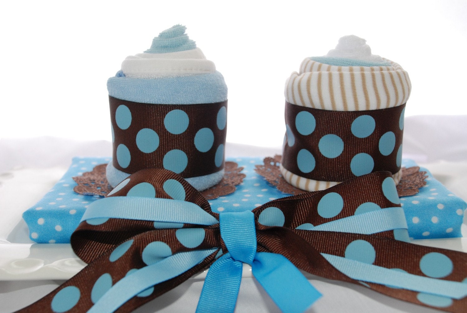Cupcake Onesie Gift Set The Riley   baby shower   ایده برای تزیین سیسمونی  نوزاد و فرشته كوچولو جشن سیسمونی یا
