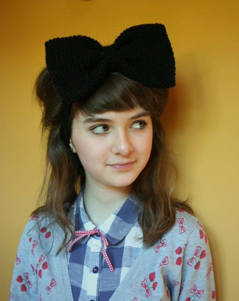 Oversized knitted black hair bow