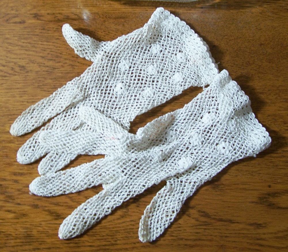 Vintage White Crocheted Ladies' Gloves Little Flowers Medium