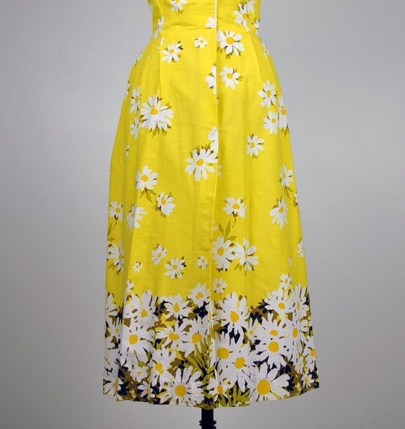 vintage dress- 1960's DARLING DAISIES sunshine yellow printed cotton