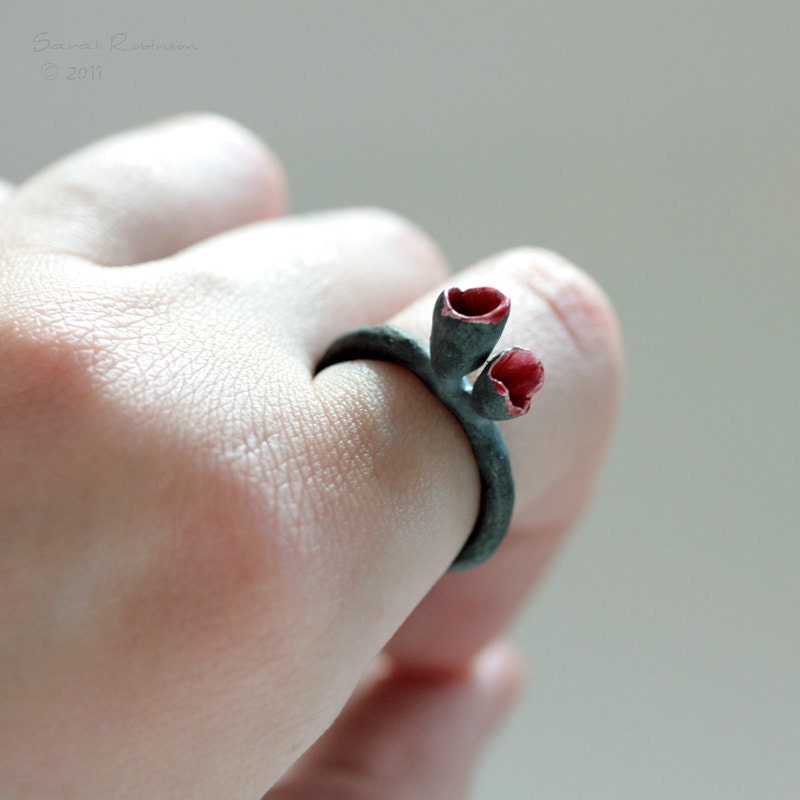 T12 Black and Red Organic Tulip ring