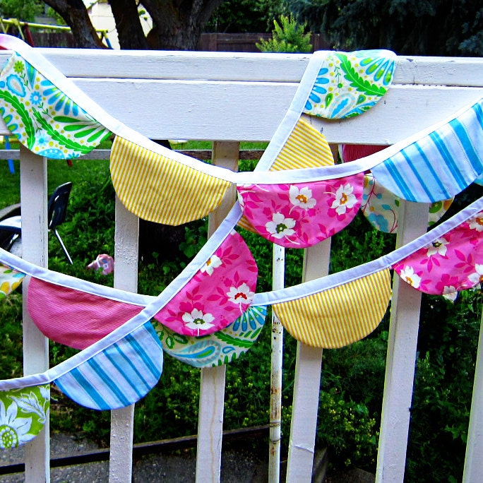 PDF Sewing Pattern Scalloped Bunting, Party Flags, Photo Props by Yards and Yards