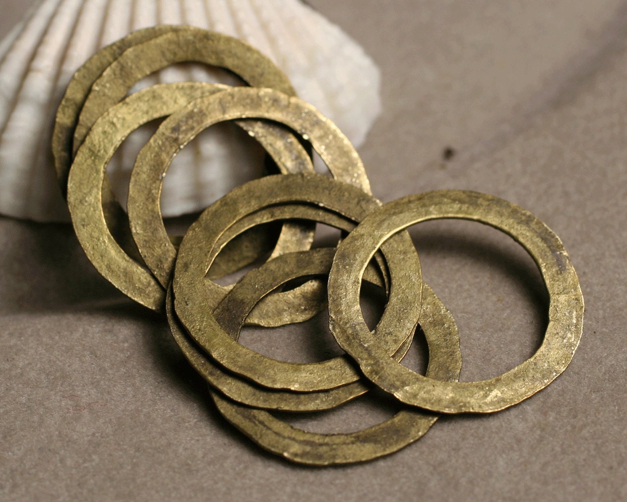 Hand hammered large antique brass ring aprox 20mm in diameter, 6 pcs (item ID ABX2702-0.5K)
