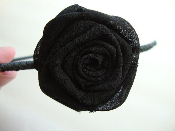 Black Rose        Pin    Rosebud         