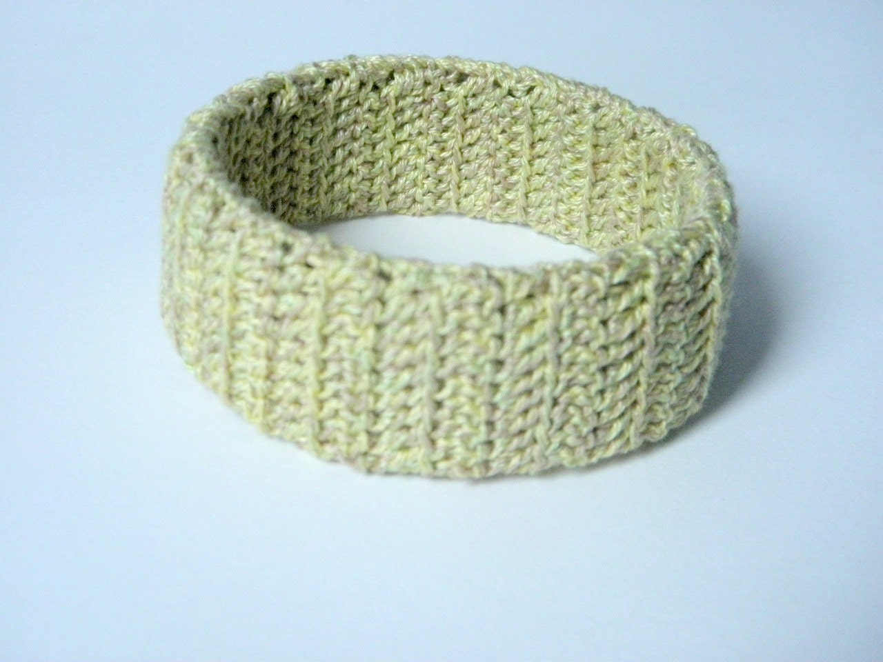 Bracelet crocheted circular on a support of plastic