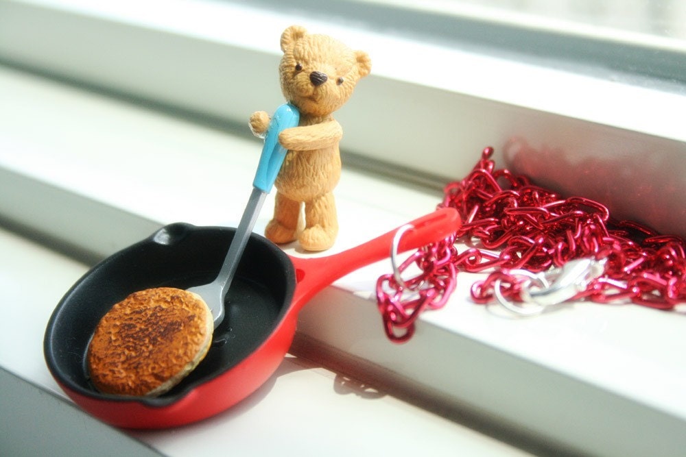 Teddy bear is making a pancake necklace