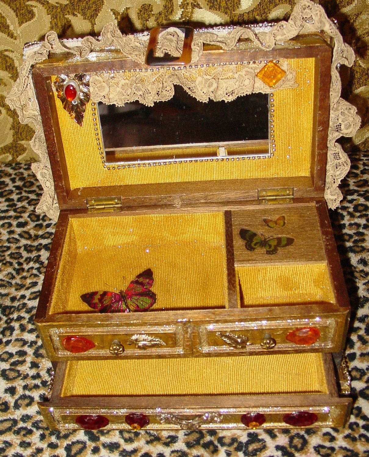 Recycled  KITSCH vintage hardwood jewerly box  by C. Reinke