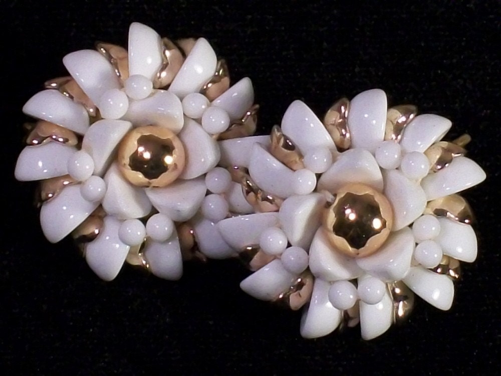 Vintage White Milk Glass Goldtone Cluster Bead Clip Earrings