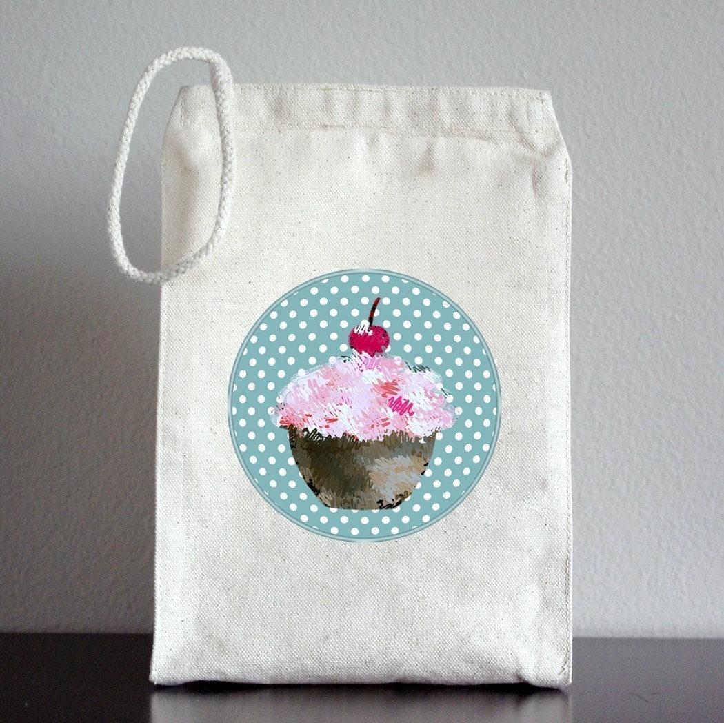 <br />RECYCLED Lunch Bag - Cupcake on Polka Dots
