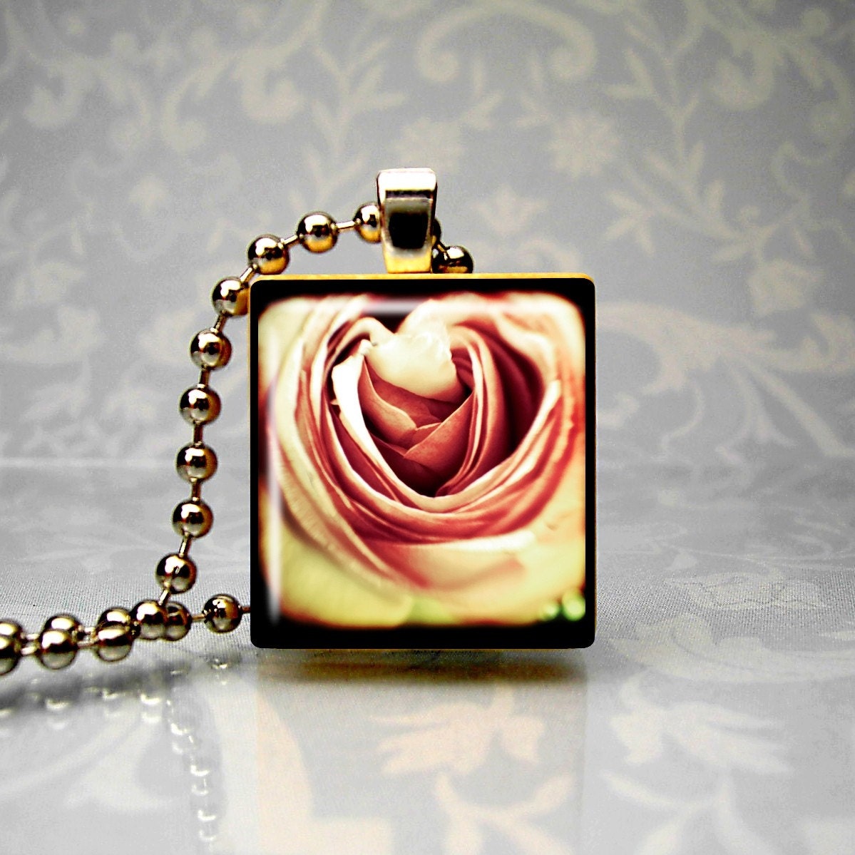 Pendant with the photo of a pink and yellow rose.
