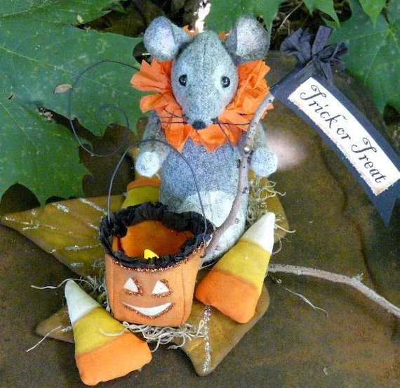 New 2011 Prim Trick or Treat Halloween Mouse with Lantern E pattern - fall leaf pumpkin candy corn doll wool fabric pdf primitive sign