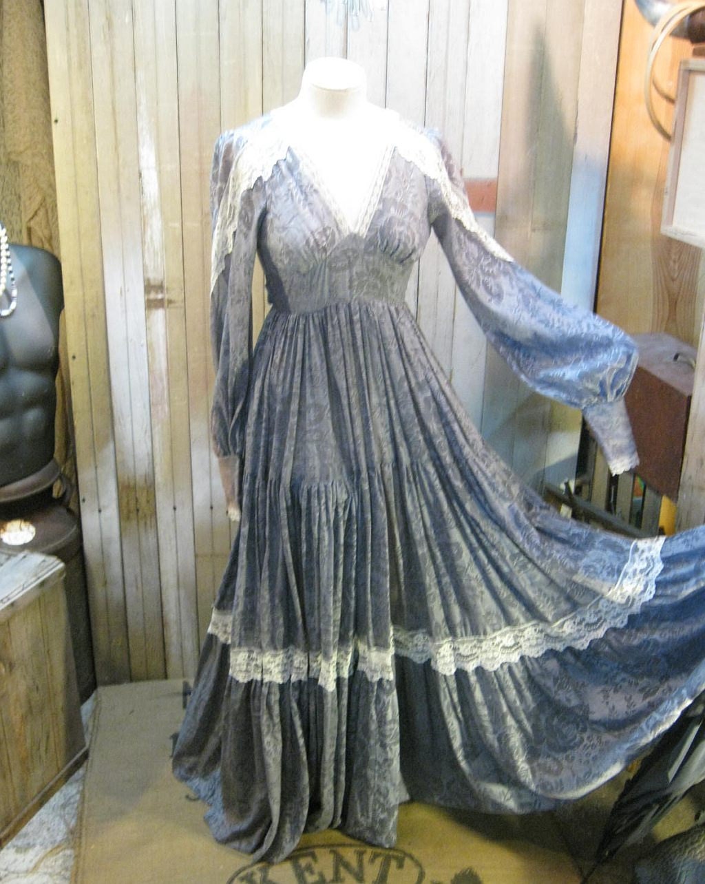 Purple Lilac Lace Gunne Sax Dress 1970s vintage Ren Faire wedding gown XS S