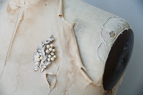 vintage 1940s brooch / vintage 40s jewelry / vintage silver leaf pearls brooch